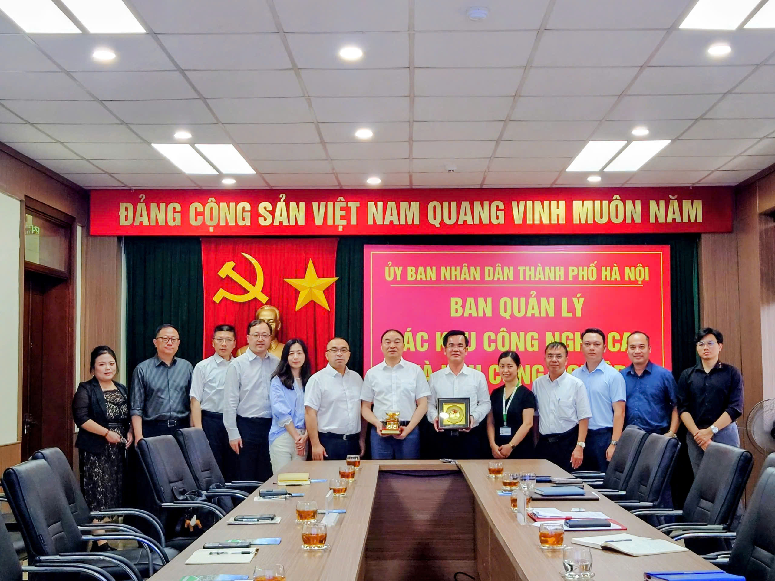 Đoàn làm việc hai bên chụp hình lưu niệm